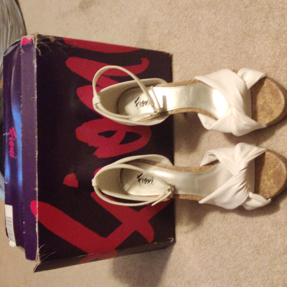 White Fiona size 9 sandal
